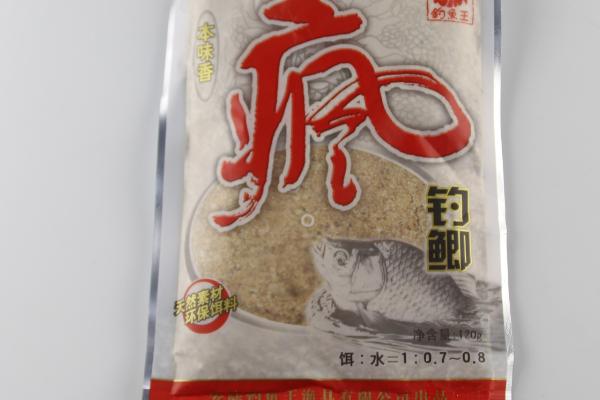 钓鲫鱼用什么饵料比较好，可使用蚯蚓、红虫、麦粒等饵料